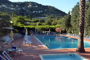 Camping Pian dei Boschi - Campingplatzanlage mit Pool und Liegestühlen in der Sonne