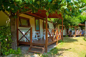 Camping Pian dei Boschi - Mobilheim mit Veranda im Grünen auf dem Campingplatz