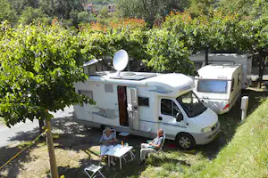 Camping Pian dei Boschi - vor dem Wohnmobil sitzen Camper im Schatten