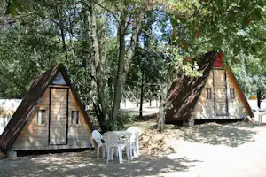 Camping Pian di Boccio - Mobilheime vom Campingplatz zwischen Bäumen