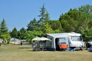 Camping Pian di Boccio - Wohnmobil auf dem Campingplatz zwischen Bäumen