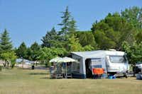 Camping Pian di Boccio  -  Wohnmobil auf dem Campingplatz zwischen Bäumen