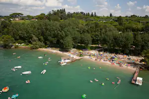 Camping Piani di Clodia - Luftaufnahme des Badestrandes am Campingplatz