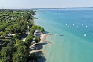 Camping Piani di Clodia - Luftaufnahme des Campingplatzes am Gardasee