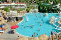 Camping Piani di Clodia - Campingplatzanlage mit Pool und Liegestühlen in der Sonne--