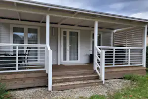 Camping Piano Grande - Mobilheim mit Terrasse auf dem Campingplatz