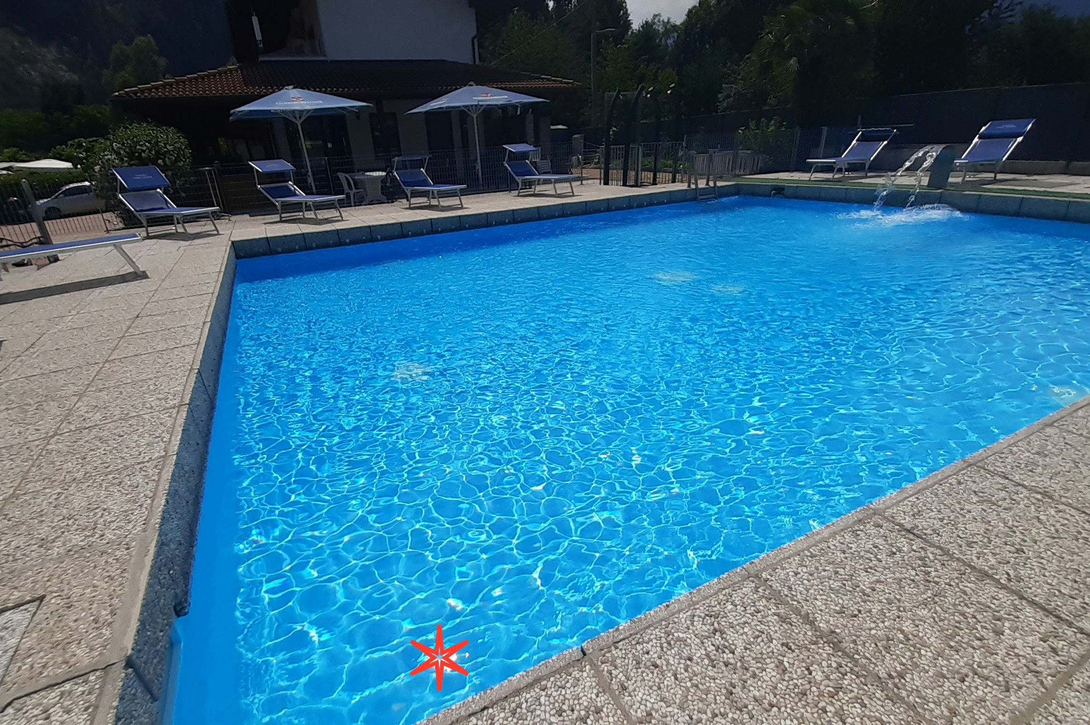 Camping Piano Grande  - Pool im Freien mit Liegestühlen und Sonnenschirmen