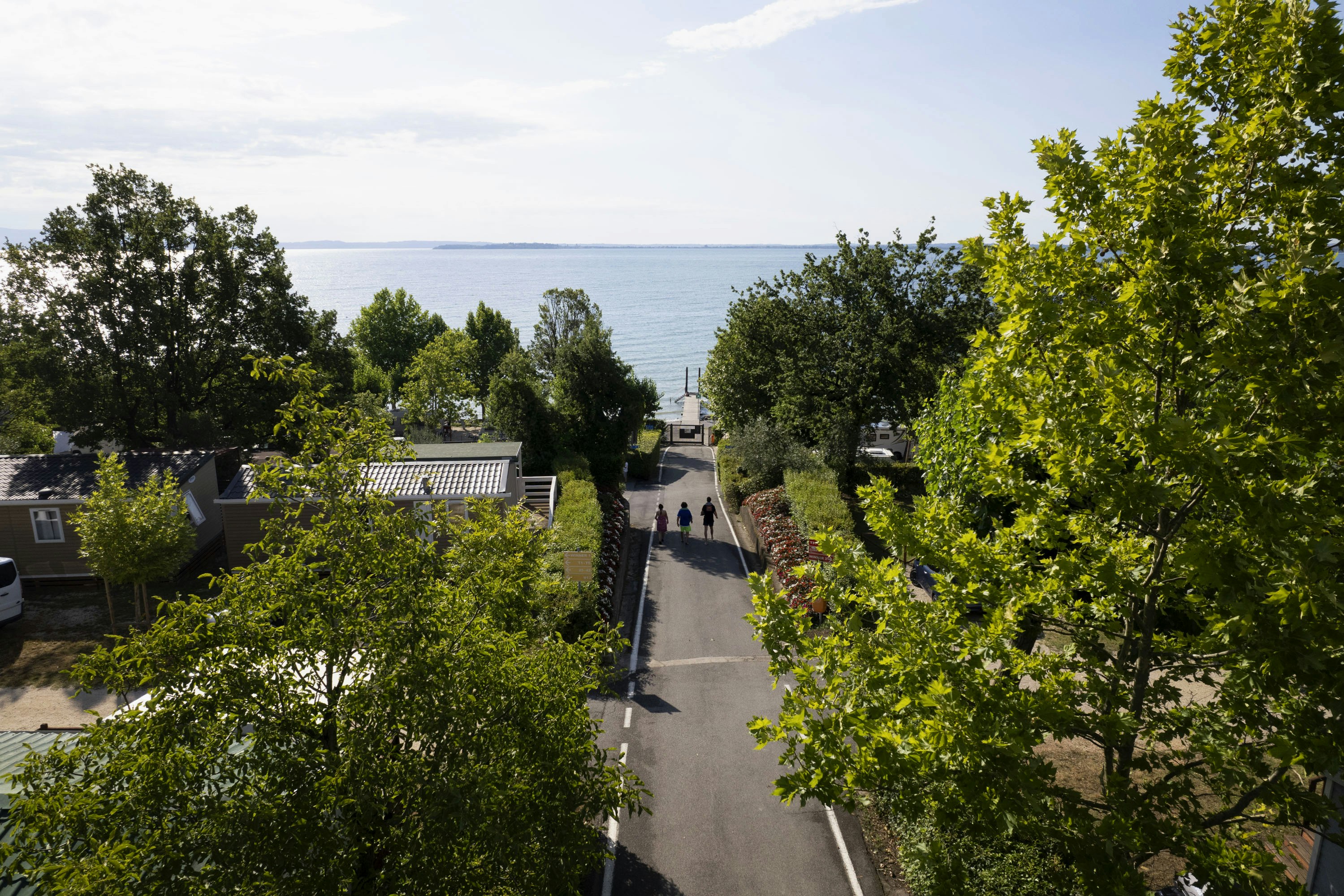 Camping Piantelle - Luftaufnahme des Campingplatzes am Wasser