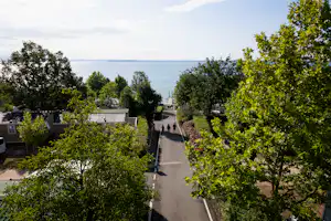 Camping Piantelle - Luftaufnahme des Campingplatzes am Wasser