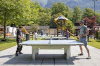 Camping Piccolo Paradiso - Kinderspielplatz und Tischtennisplatten auf dem Campingplatz