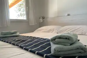 Camping Piccolo Campsite Piccolo - Schlafzimmer eines Mobilheims