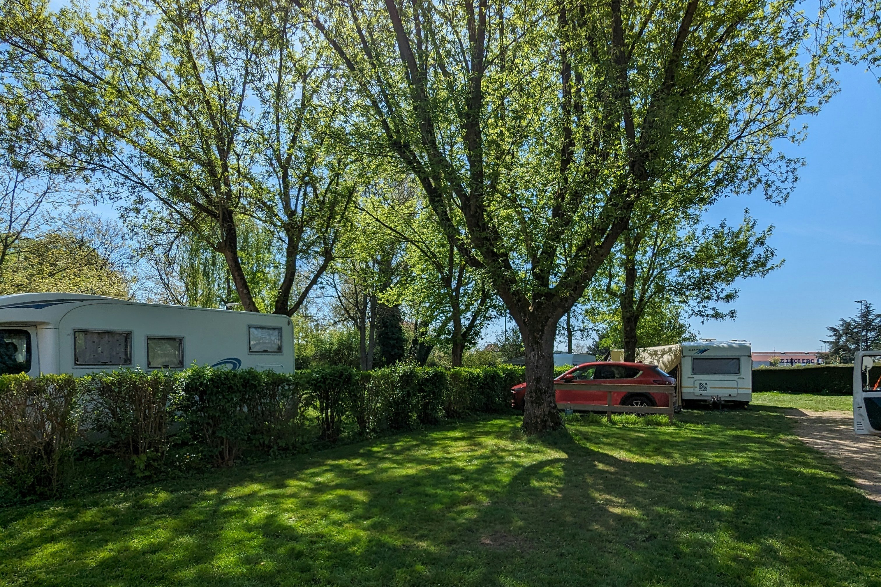 Camping Pierre de Coubertin - Standplätze im Grünen auf dem Campingplatz