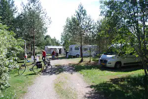 Camping Pikseke - Wohnwagenstellplätze auf dem Campingplatz im Grünen