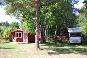Camping Pikseke - Wohnwagenstellplätze und Mobilheim mit Terrasse im Grünen auf dem Campinglatz