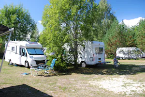 Camping Pikseke - schattiger Wohnmobilstellplatz im Grünen auf dem Campingplatz