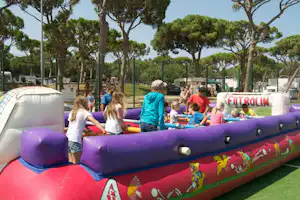Camping Pinar San José - Spielplatz mit Kindern auf dem Campingplatz