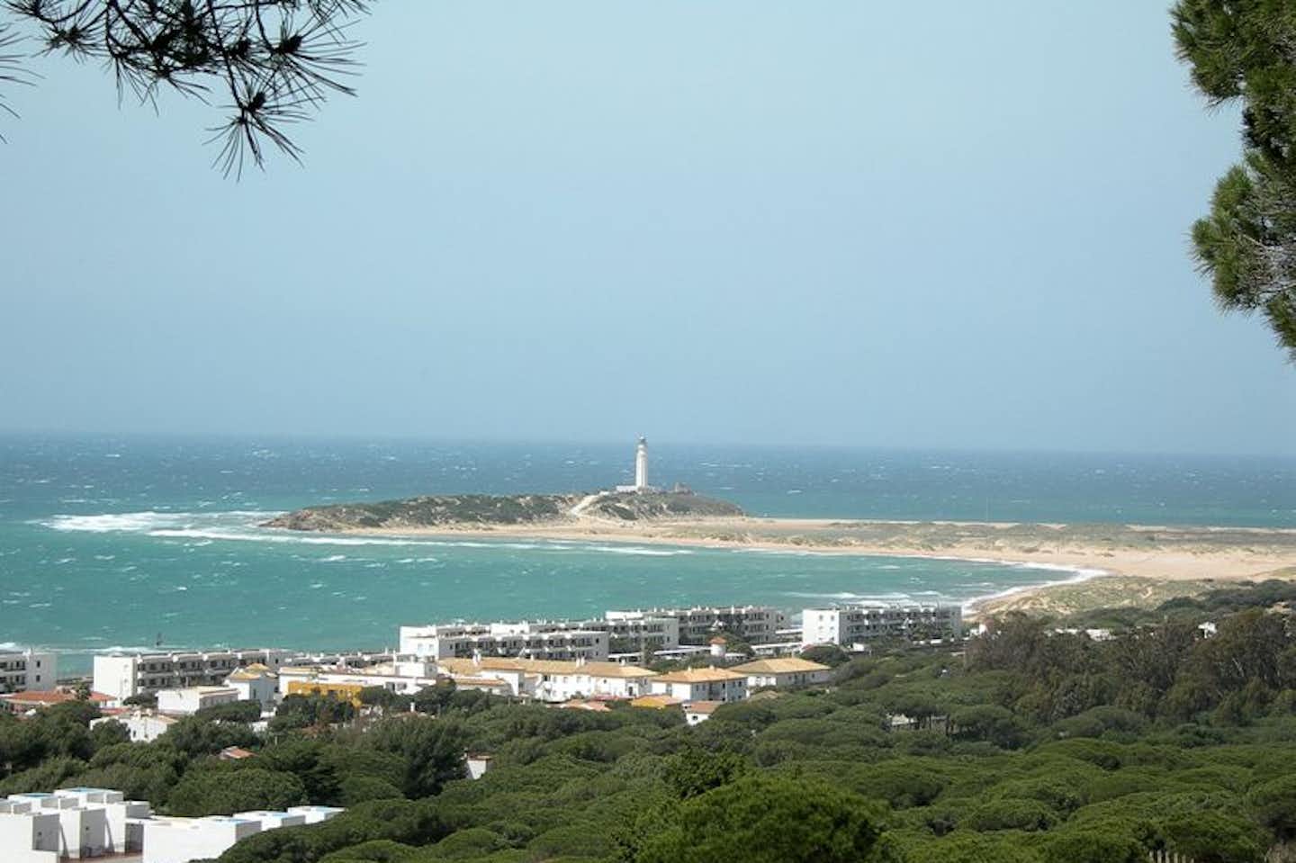 Camping Pinar San José - Strand mit Leuchtturm in der Nähe vom Campingplatz