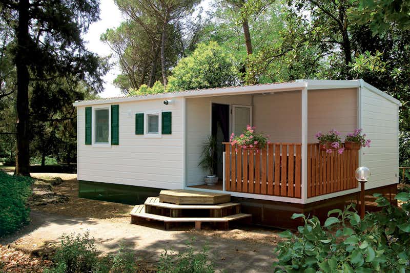 Camping Pineta - Mobilheim mit überdachter Veranda auf dem Campingplatz