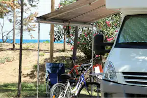 Camping Pineto Beach - Wohnmobil auf dem Stellplatz vom Campingplatz mit Meerblick