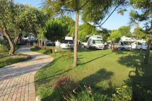 Camping Pineto Beach - Wohnwagen- und Zeltstellplatz vom Campingplatz auf grüner Wiese