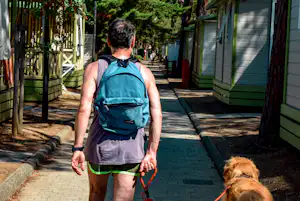 Camping Piper - Camper mit Hund auf dem Campingplatz