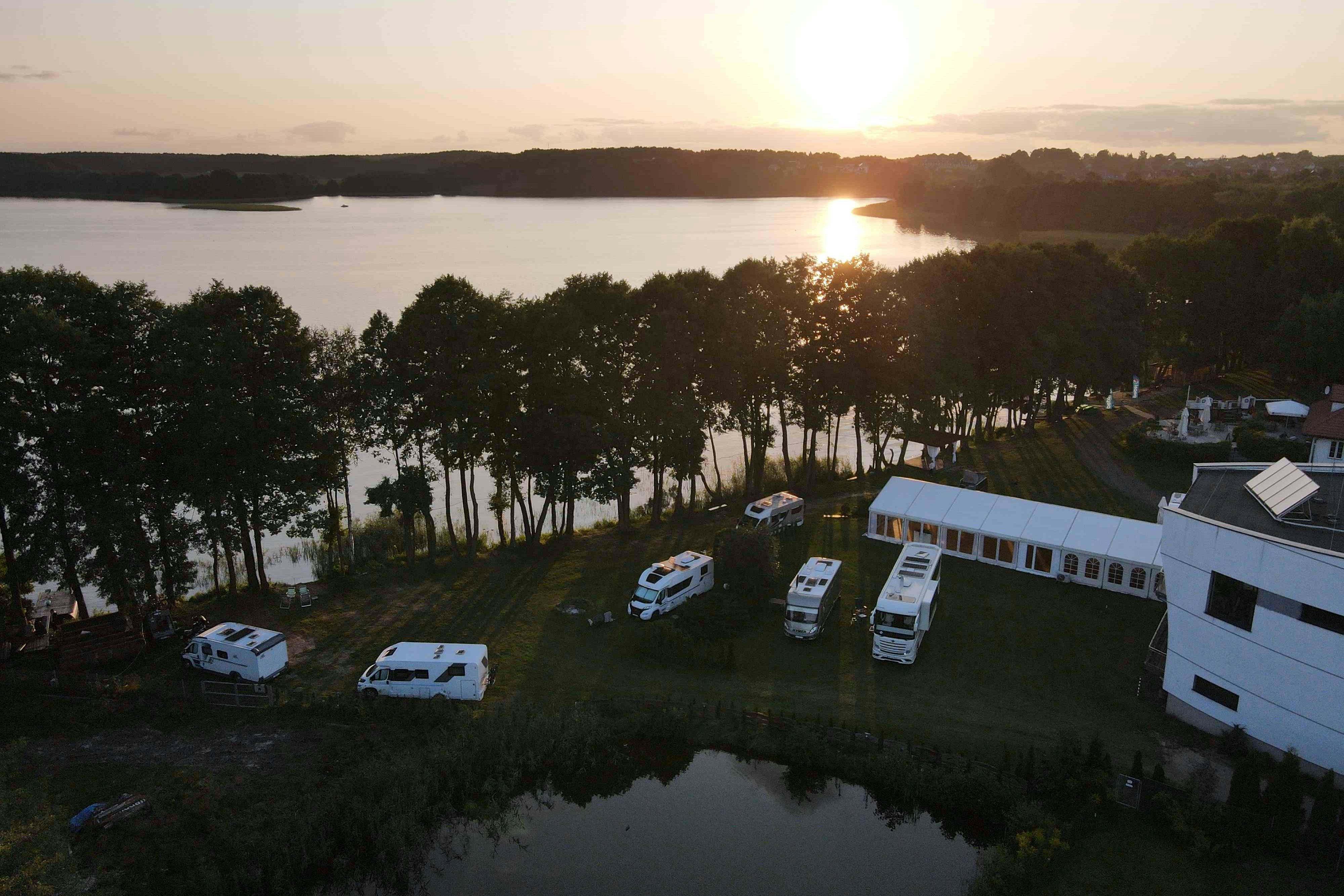 Camping Pirat nr 73 - Luftaufnahme der Stellplätze am See