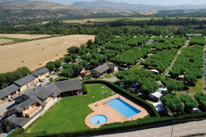 Camping Pirineus - Luftaufnahme vom Campingplatz mit Pool