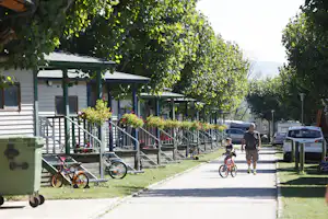 Camping Pirineus - Mobilheime vom Campingplatz mit Veranden