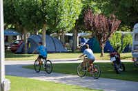 Camping Pirineus  - Kinder auf Fahrrädern am Stellplatz vom Campingplatz