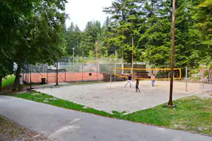 Camping Pivka Jama - Tennisplätze und Beachvolleyballplatz auf dem Campingplatz