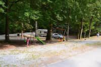 Camping Pivka Jama - Stell- und Zeltplätze mit Blick auf den Kinderspielplatz  