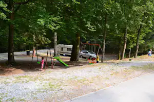 Camping Pivka Jama - Stell- und Zeltplätze mit Blick auf den Kinderspielplatz