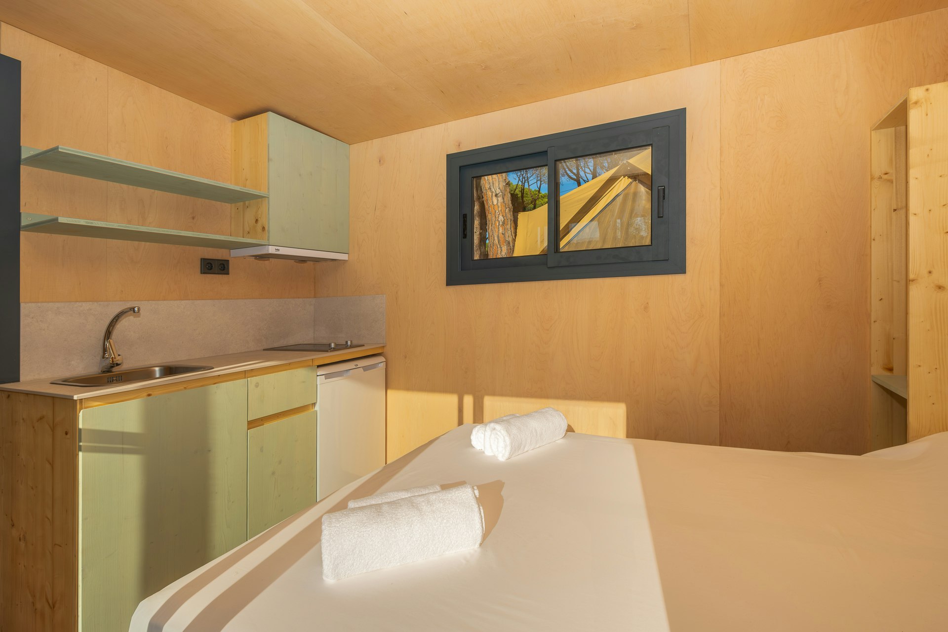 Camping Pla de la Torre  - Innenansicht eines Mobilheims mit Küche