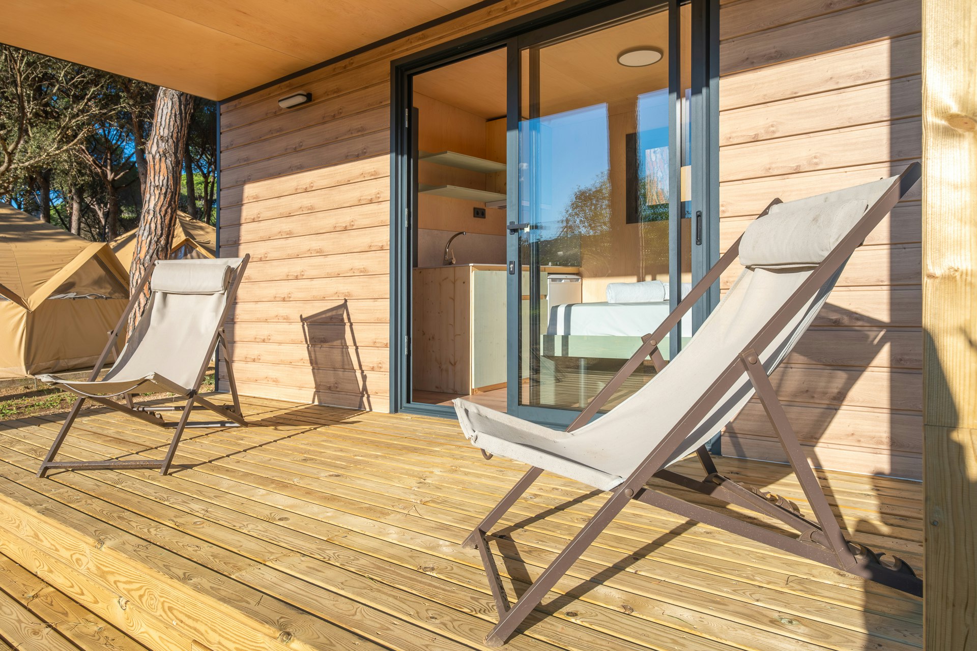 Camping Pla de la Torre  - Mobilheim mit Terrasse auf dem Campingplatz