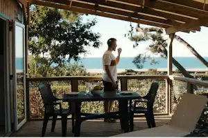Camping Saint Pabu Plage - Mobilheim mit Terrasse auf dem Campingplatz