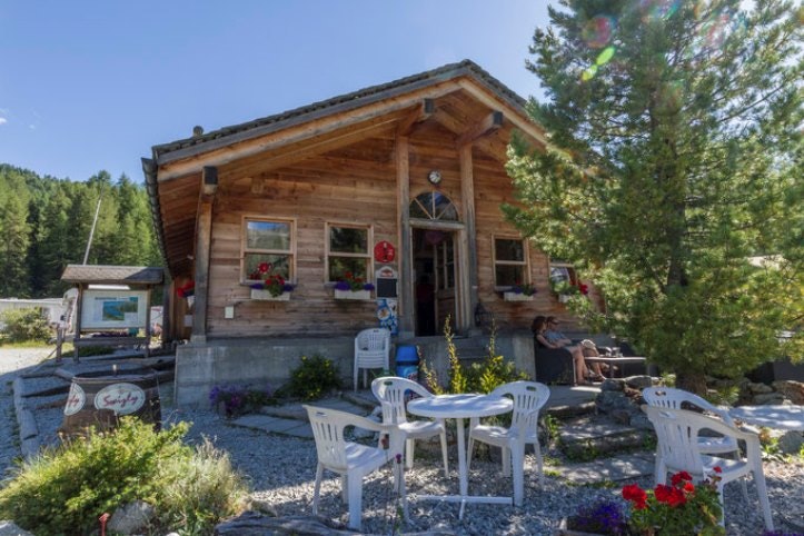 Camping Plan Curtinac - Das Hauptgebäude des Campingplatzes mit  Sitzgelegenheiten davor