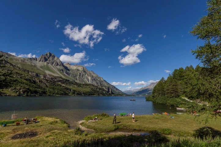 Camping Plan Curtinac - Der Silsersee mit den Alpen im Hintergrund in der Nähe des Campingplatzes