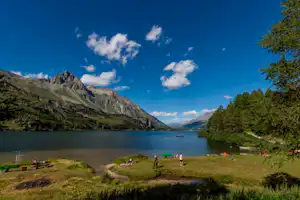 Camping Plan Curtinac - Der Silsersee mit den Alpen im Hintergrund in der Nähe des Campingplatzes