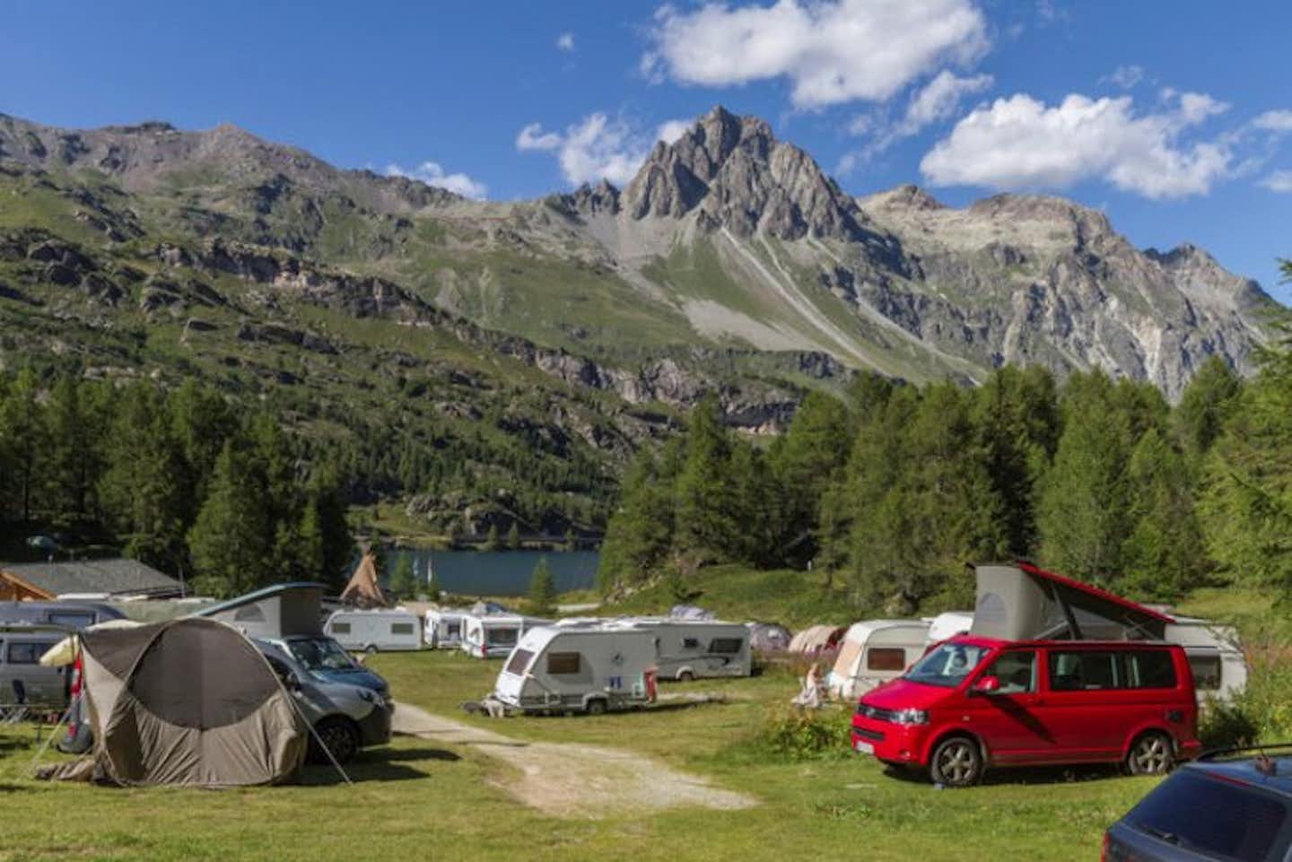 Camping Plan Curtinac - Der Wohnwagen- und Zeltstellplatz mit den Bergen im Hintergrund