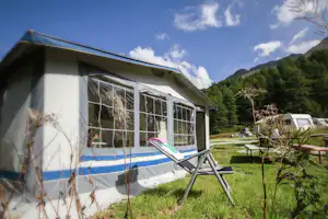 Camping Plan Curtinac - Vorzelt eines Wohnwagens mit Sitzgelegenheiten davor