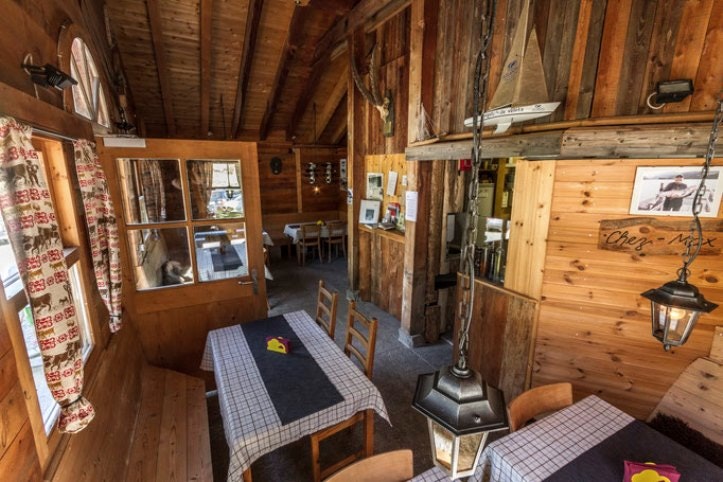 Camping Plan Curtinac - rustikaler Essensraum des Restaurants auf dem Campingplatz