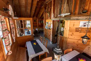 Camping Plan Curtinac - rustikaler Essensraum des Restaurants auf dem Campingplatz