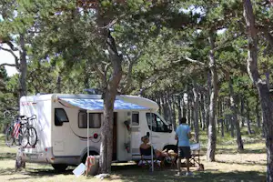 Camping Planik - Camper am Wohnwagen auf dem Campingplatz zwischen Bäumen