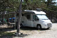 Camping Planik - campervan wohnwagen auf dem Campingplatz