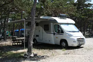 Camping Planik - campervan wohnwagen auf dem Campingplatz