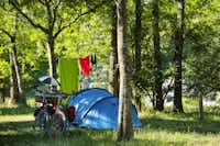 Camping Platanes - Zeltplatz und Fahrrad auf dem Campingplatz