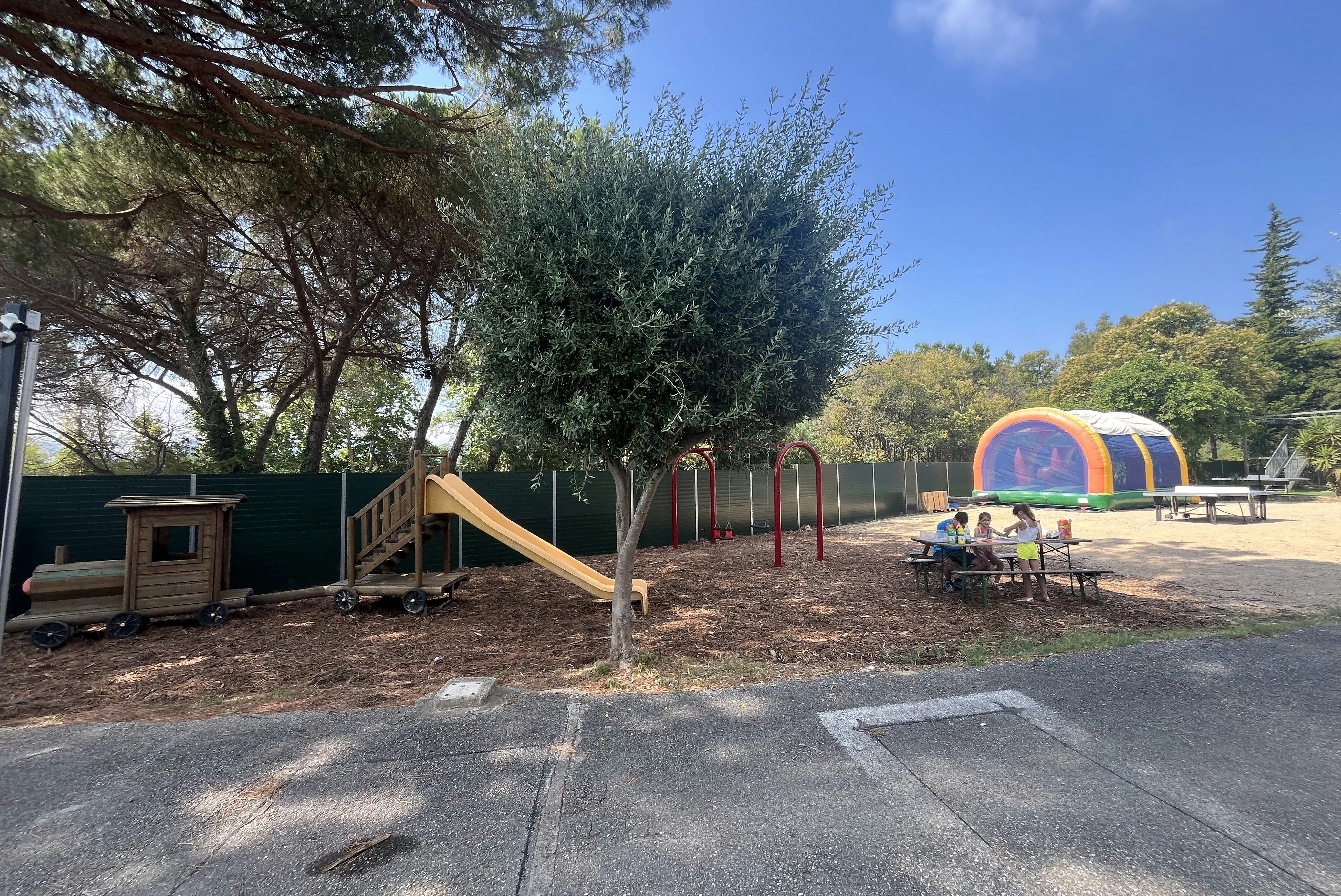 La Provençale  - Kinderspielplatz auf dem Campingplatz