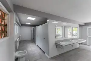 Camping Platja Vilanova - Sanitärbereich vom Campingplatz mit Waschbecken, Spiegel und Toiletten