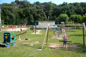 Camping Playa Arenillas - Camper auf dem Spielplatz und dem Sportplatz vom Campingplatz im Grünen
