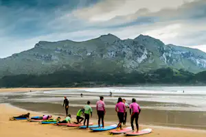 Camping Playa Arenillas - Camper bei einer Surfstunde am Strand vom Campingplatz